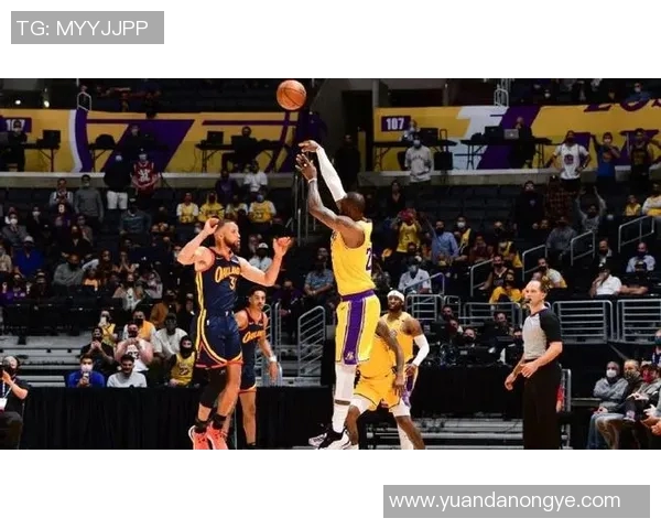 芬尼·史密斯三分偏出 詹姆斯二次进攻得手 芬尼·史密斯三分偏出 詹姆斯二次进攻得手