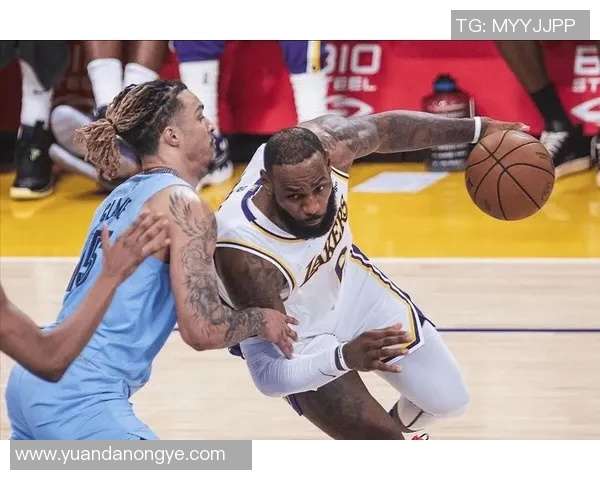 詹姆斯突破42000分 湖人客场胜灰熊 詹姆斯突破42000分 湖人客场胜灰熊