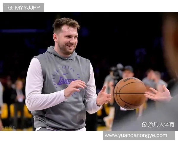 东契奇助攻 詹姆斯正面干拔三分飙进 东契奇助攻 詹姆斯正面干拔三分飙进